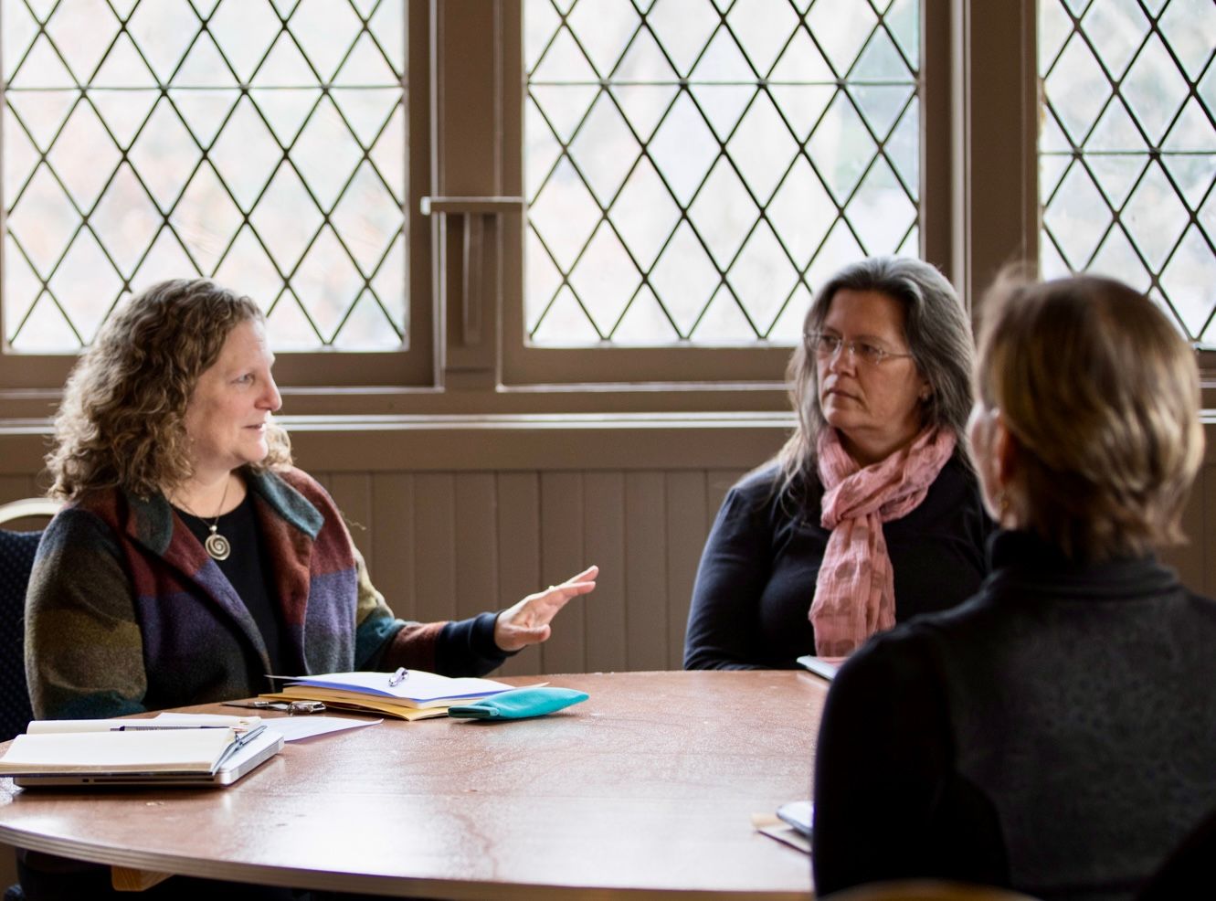 Jennifer Browdy leading writing workshop